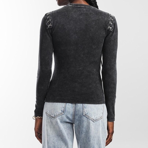 Gilded Intent Hook & Eye Closure‎ Top - Picture 3 of 11